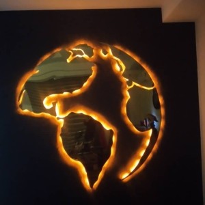 جلوه تابلو نقشه کره زمین با نور طلایی در فضایی تیره جلوه تابلو نقشه کره زمین با نور طلایی در فضایی تیره